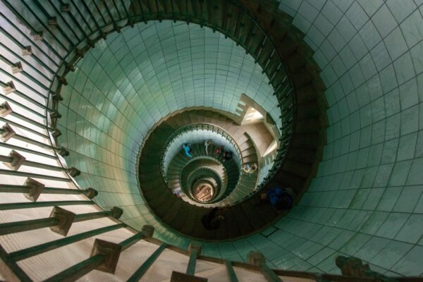 Evolúcia riadenia: Historické korene a etapy vývoja manažérskej teórie